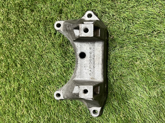 Кронштейн подушки коробки передач A2112420340 MERCEDES