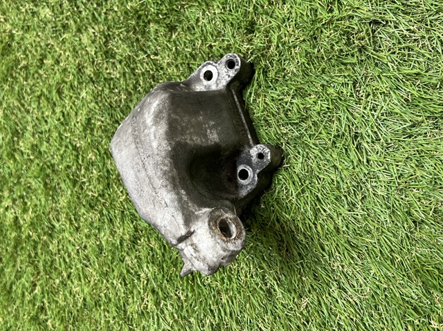 Кронштейн подушки (опори) двигуна, правої A6422233204 MERCEDES