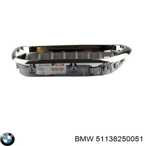 Решітка радіатора ліва 51138250051 BMW