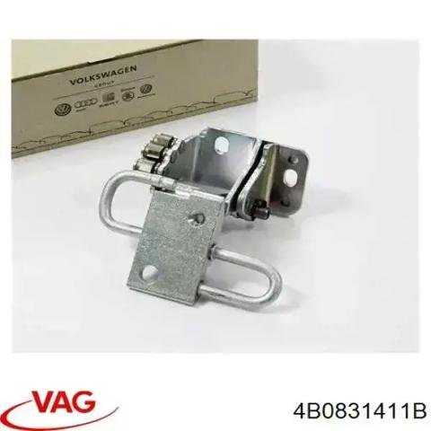Дверний шарнір водійських дверей 4B0831411B VAG