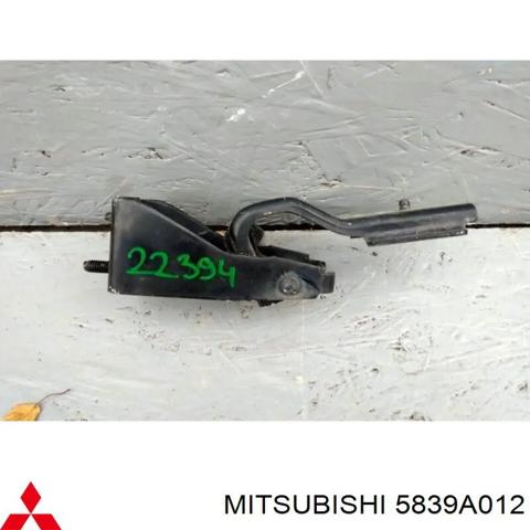 Кронштейн запасного колеса 5839A012 MITSUBISHI