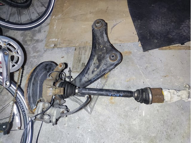 Цапфа поворотного кулака 400141KA1A NISSAN