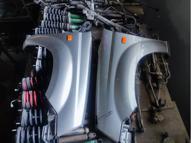 Переднє праве крило 631128H400 NISSAN