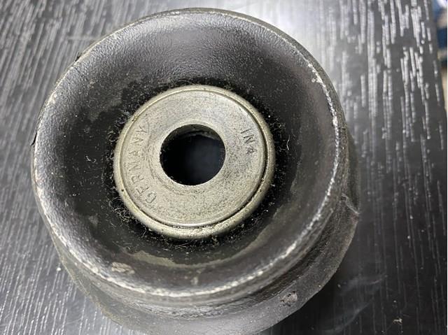 Кріплення переднього амортизатора 8A0412355B VAG