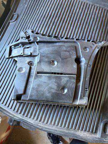 Кронштейн бампера заднього, правий 51127387300 BMW