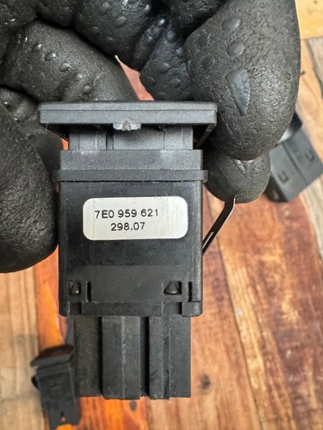 Вимикач обігріву заднього скла 7E0959621 VAG