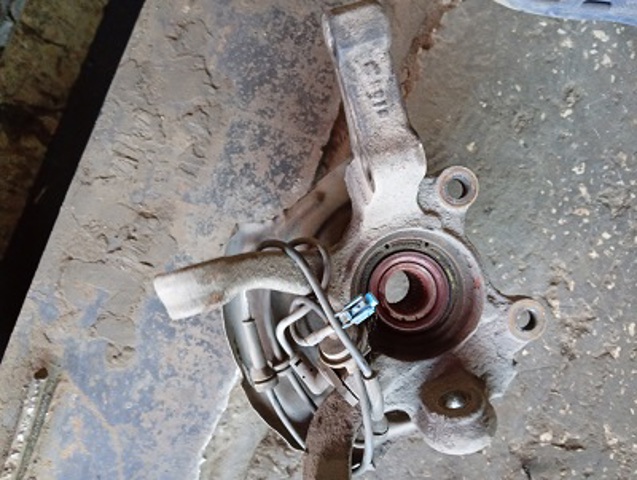 Цапфа поворотна права 400148H300 NISSAN