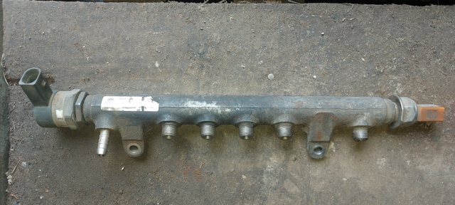 Рампа форсунок системи упорскування палива 03L130089A VAG