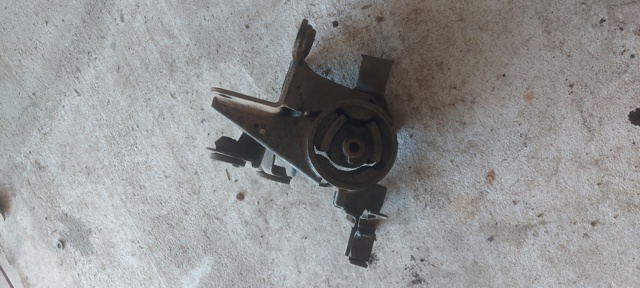 Подушка (опора) двигуна, ліва 112208H300 NISSAN