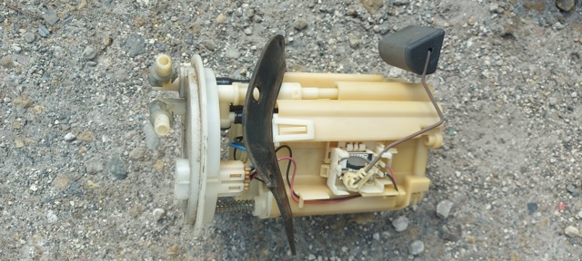 Паливний насос 42021AG100 SUBARU