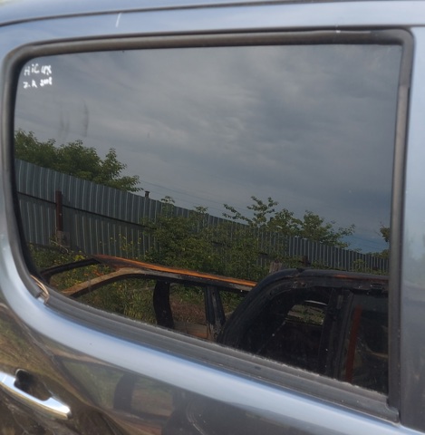 Скло задньої двері правої 681030K160 TOYOTA