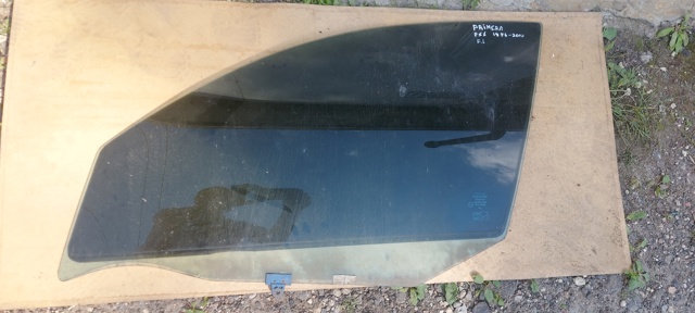 Скло водійських дверей 803012F050 NISSAN