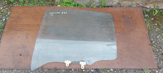 Скло задніх дверей, лівих 8230142U00 NISSAN