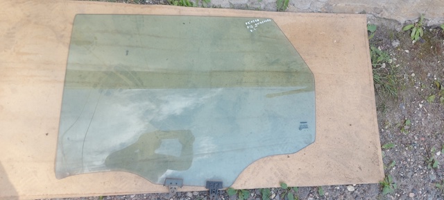 Скло задніх дверей, лівих 82301AV700 NISSAN