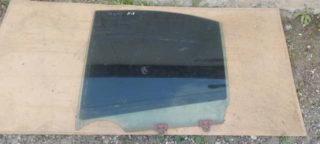 Скло заднє ліве 82301BM701 NISSAN