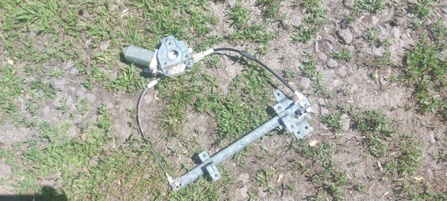 Склопідйомник задніх правих дверей 827008F300 NISSAN