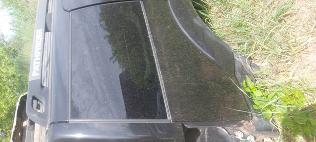 Скло багажного відсіку, праве 83306EB300 NISSAN