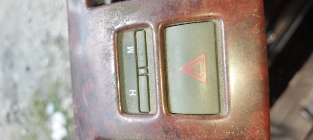 Кнопка аварійки 8433206100B1 TOYOTA