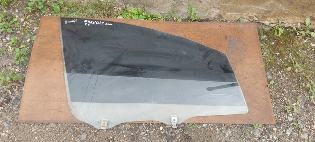 Скло передньої правої двері MN167532 MITSUBISHI