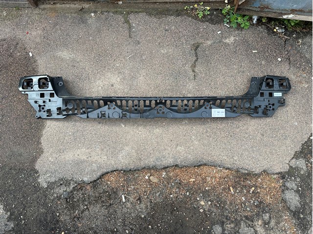 Кронштейн бампера заднього, центральний 7357144 BMW