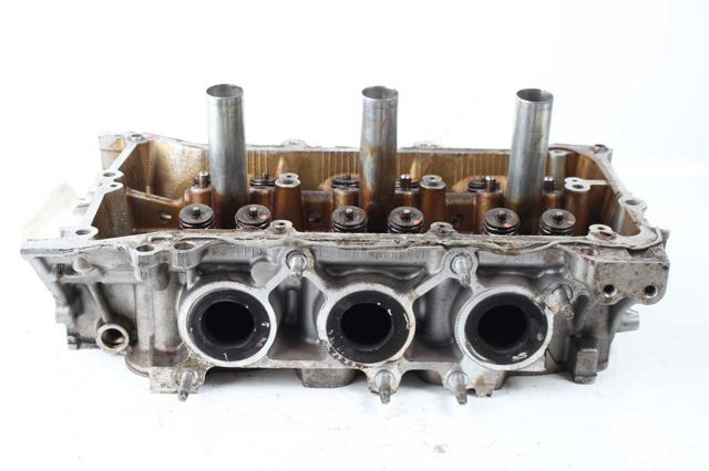 Головка блоку циліндрів (ГБЦ), ліва 1110239056 TOYOTA