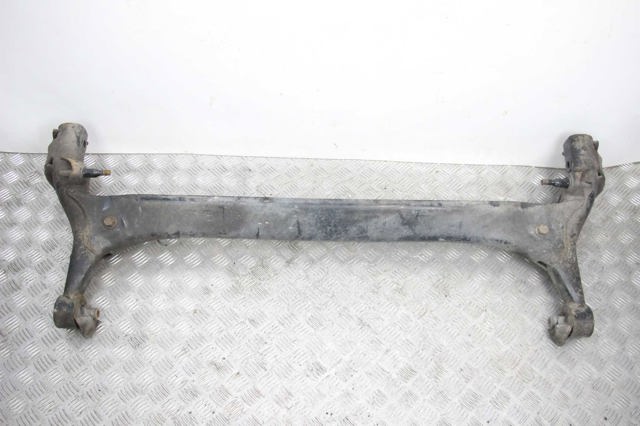 Балка задньої підвіски поперечна 421100F010 TOYOTA