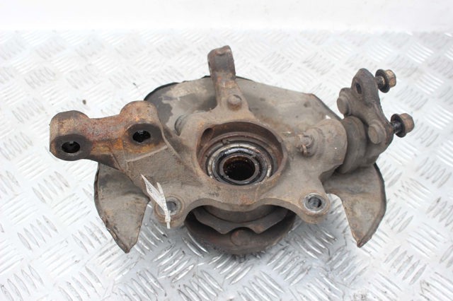 Кулак поворотний передній правий 4321119015 TOYOTA