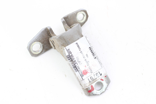 Петля передніх дверей права 5702A033 MITSUBISHI