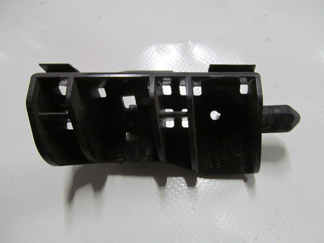 Направляющая переднего бампера правая 06- 57707AG110