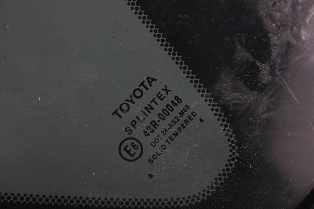 Скло багажного відсіку, праве 627100F010 TOYOTA