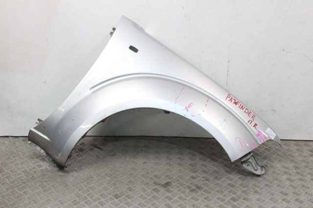 Переднє праве крило 63100EB330 NISSAN