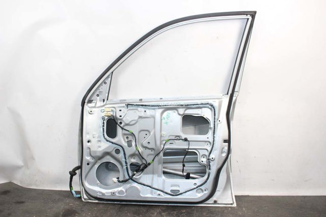Пасажирські передні двері 6700142080 TOYOTA