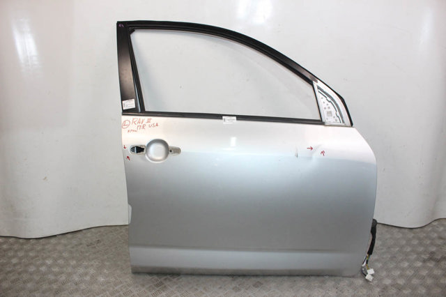 Пасажирські передні двері 6700142120 TOYOTA