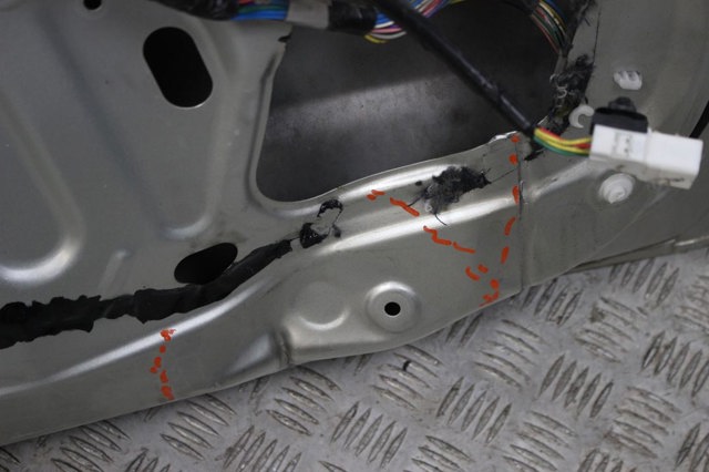 Водійські двері 670020F010 TOYOTA