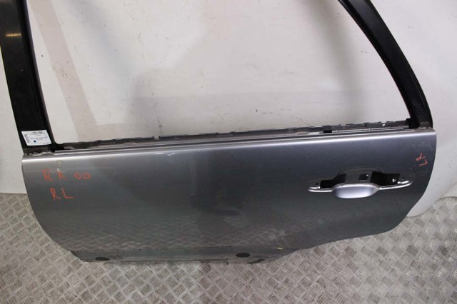 Двері пасажирськи задні ліві 6700448022 TOYOTA