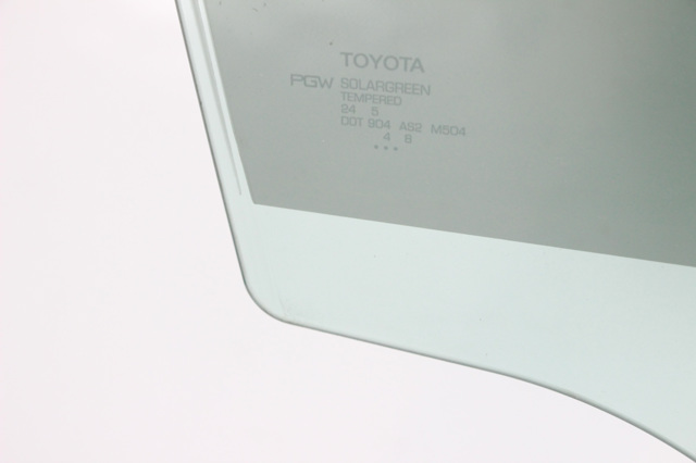 Скло пасажирських дверей 6810102420 TOYOTA