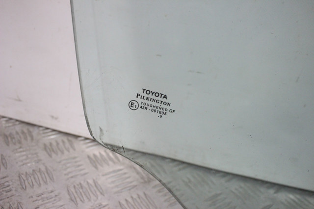 Скло пасажирських дверей 6810105050 TOYOTA