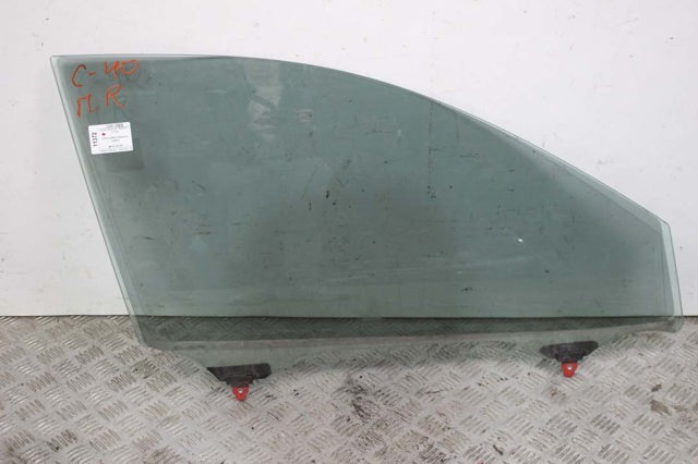 Скло передньої правої двері 6810106080 TOYOTA