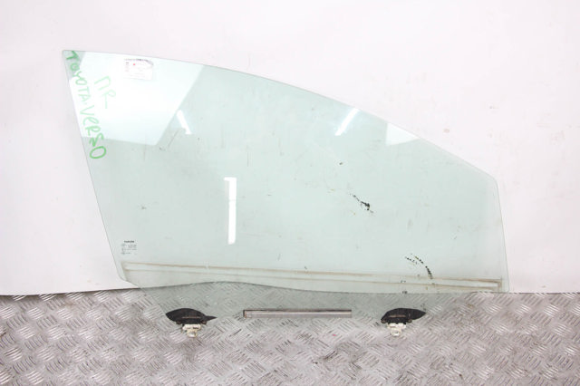 Скло пасажирських дверей 681010F010 TOYOTA