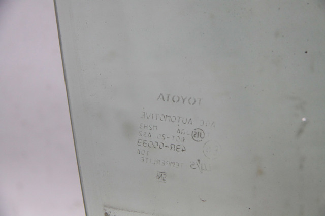 Скло передніх дверей, правих 6810147072 TOYOTA