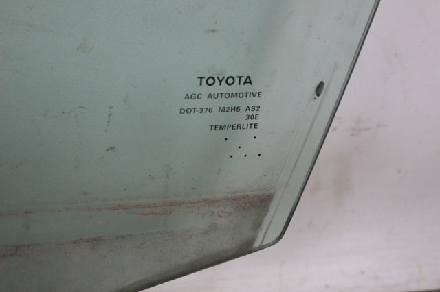 Вікно (передніх дверей) двері 681020T010 TOYOTA