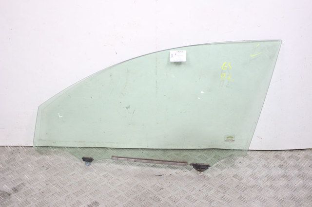 Скло передніх дверей, лівих 6810230781 TOYOTA