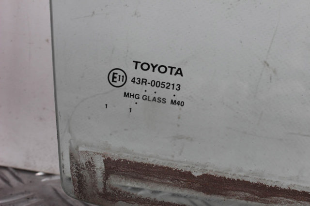 Скло задньої двері правої 6810306171 TOYOTA
