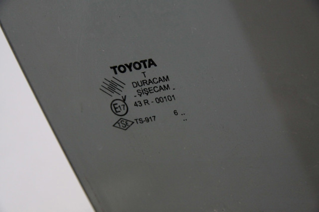 Вікно задніх дверей 681030F020 TOYOTA