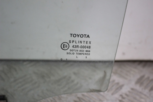 Скло заднє ліве 6810405100 TOYOTA