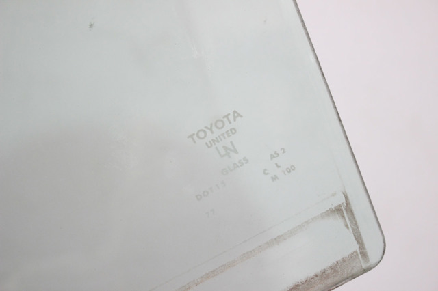 Скло заднє ліве 6810406090 TOYOTA