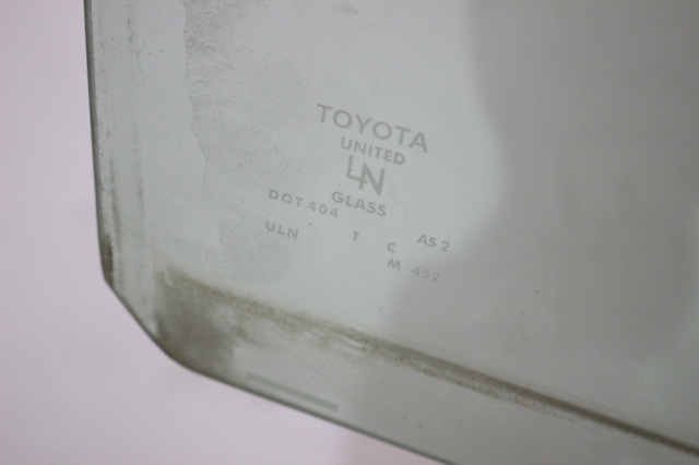 Вікно задніх дверей 6811333050 TOYOTA