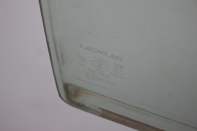 Скло задніх дверей, правих 6811333160 TOYOTA