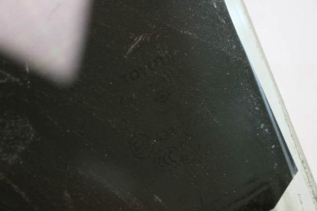 Скло задньої двері правої 6811342050 TOYOTA