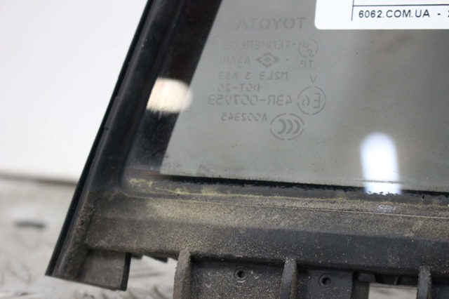 Задня кватирка права 6812342100 TOYOTA